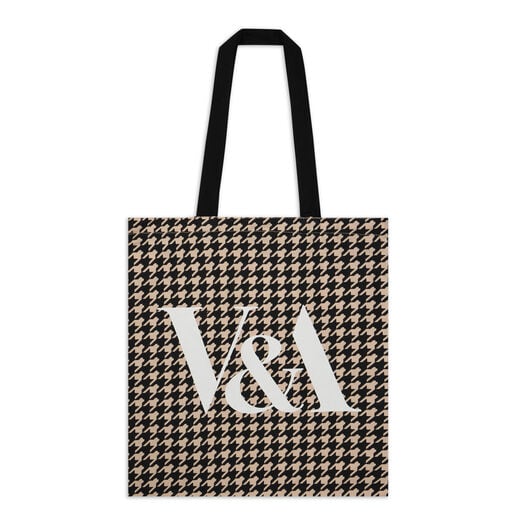 This stylish pink houndstooth tote bag is perfect for everyday use